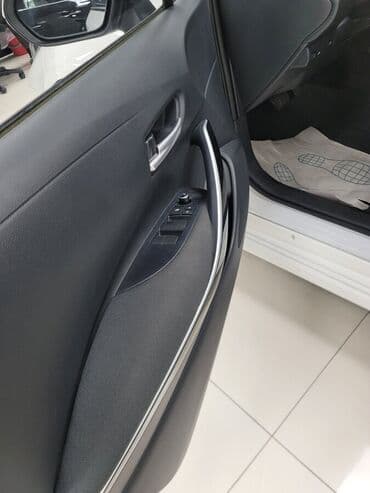 срочно в связи с переездом: Toyota Corolla: 2024 г., 1.8 л, Вариатор, Бензин — 9