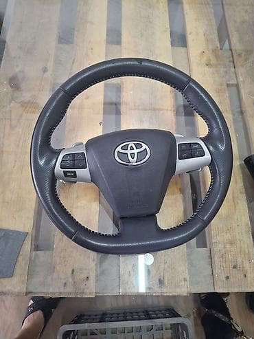 Детали салона: Руль Toyota с кнопками управления и модулем подушки безопасности (SRS — 1