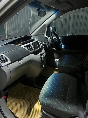кен булун: Toyota Voxy: 2004 г., 2 л, Автомат, Бензин, Вэн/Минивэн — 4