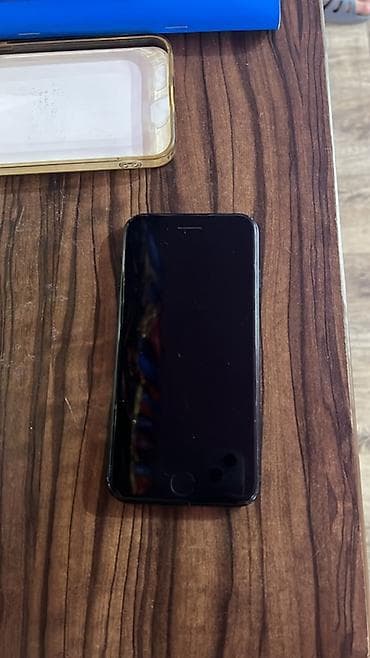 iphone 4: IPhone SE (2‑го поколения), черный - Экран 4.7" Retina HD, кнопка — 2