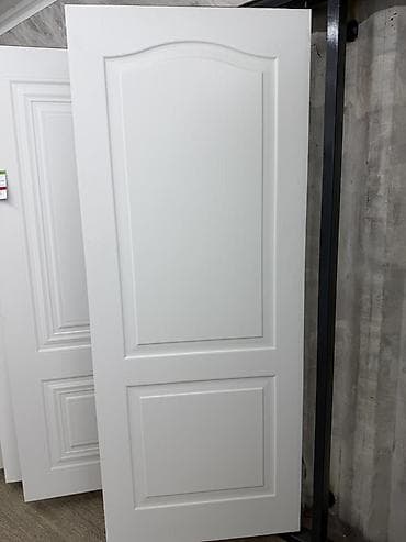 Межкомнатная дверь, окрашенная в белый цвет. Классический дизайн с