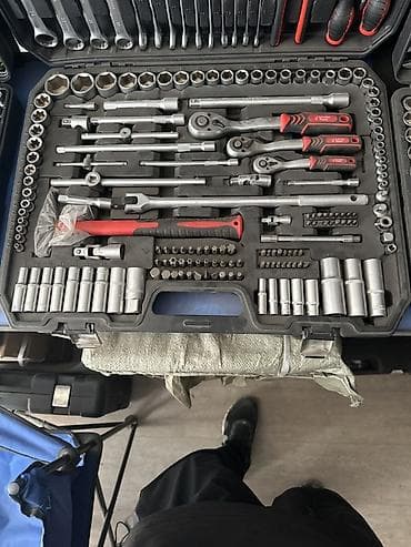 кейс для инструментов: Набор ручного инструмента в большом пластиковом кейсе. Состав: - — 3