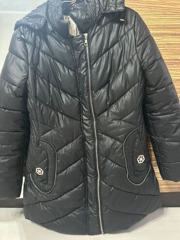 спортивные пуховики: Женская утеплённая куртка-пуховик черного цвета. - Материал верха — 1