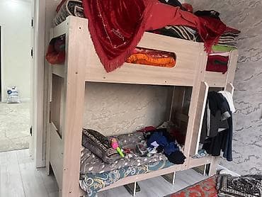 Двухъярусная кровать из ЛДСП светлого оттенка. Особенности: - Два