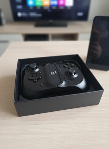 Геймпад-насадка для смартфона (форм-фактор «раскладушка», подключение