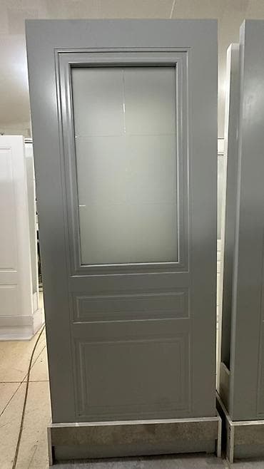 Межкомнатная дверь с остеклением, классический филёнчатый дизайн. -