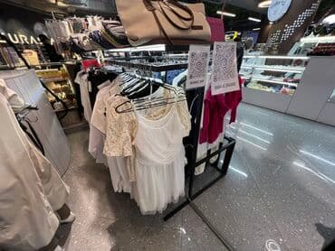 оборудование в бутик: Кронштейны Стеллажи Стойки Вешала Столы ресепшен Раскладочные — 23