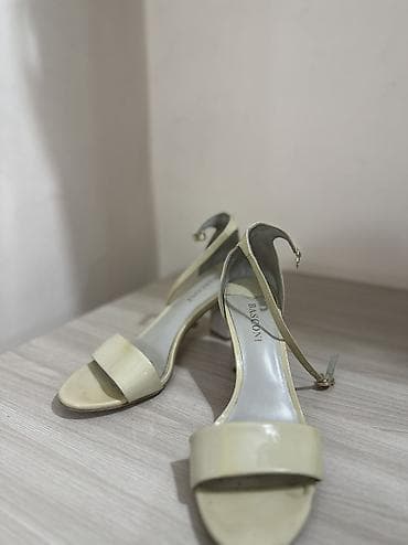 Женская обувь, каждая пара обуви по 250 сом