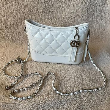 член с шариком: Сумка через плечо, белая, с простёжкой «квинт» и цепочкой-ремнём. - — 1