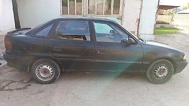 lada 2105: Opel Astra: 1993 г., Седан — 4