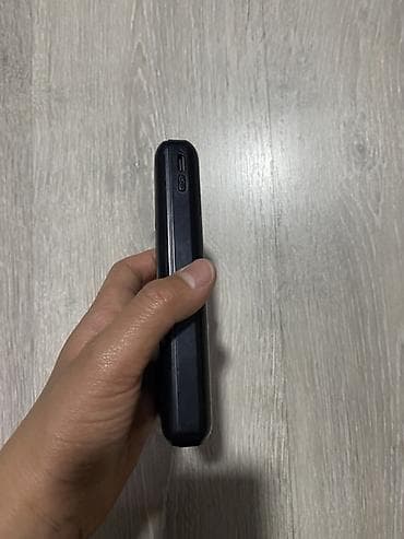 otg iphone: Портативный солнечный power bank с встроенными кабелями - Встроенная — 3