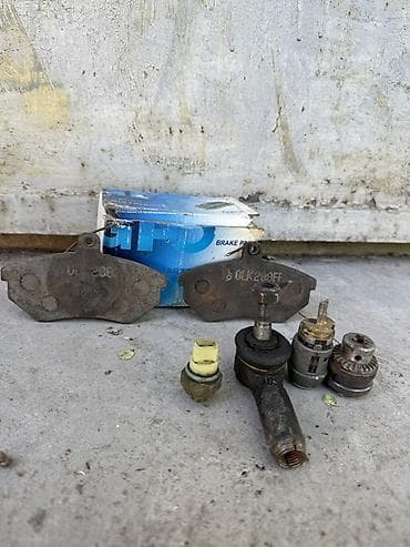 лампы для ногтей: Набор автозапчастей (разнородные позиции): - Пара тормозных колодок — 1