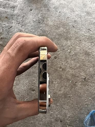 Смартфон с плоскими стальными гранями и крупным блоком из трех камер