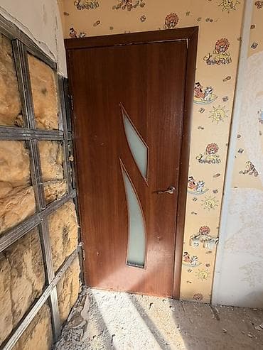 пошив верхней одежды: Межкомнатная дверь, Б/у, Со стеклом, Одностворчатая, Деревянная, Распашная, цвет - Коричневый — 3