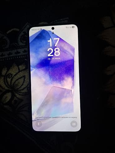 samsung galaxy a33: Samsung Galaxy A55G, темно‑кара - Super AMOLED дисплей с вырезом под — 2