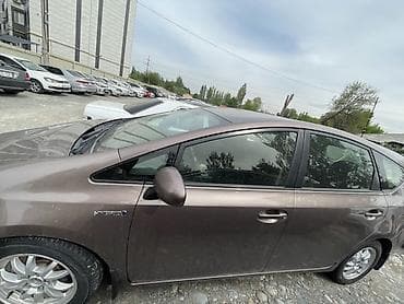 гибрит: Toyota Prius: 2017 г., Гибрид, Универсал — 4