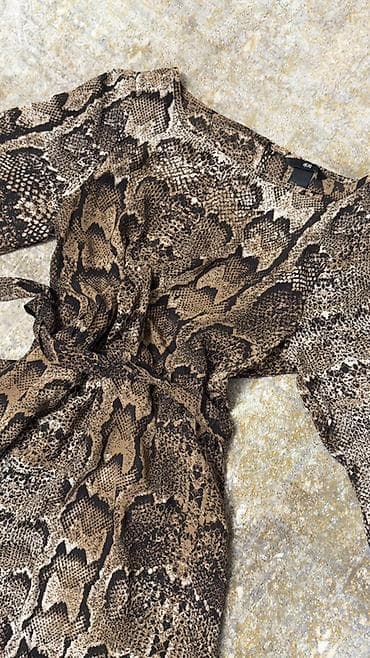 куртка 700: Платье H&M с принтом под змеиную кожу. - Фасон: мини — 2