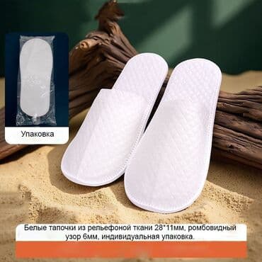 женские слипоны больших размеров: Тапочки унисекс, представленные в различных вариантах: из тисненой — 3