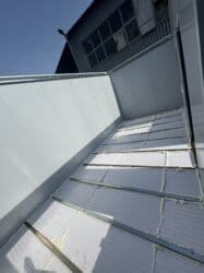 продаю дом расрочку: Модульный контейнер серого цвета с белой отделкой. Оснащен дверью и — 23