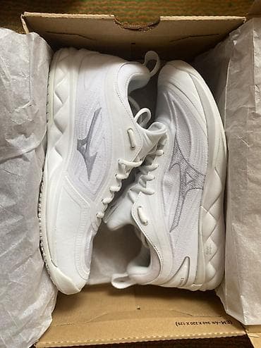 Мужские кроссовки, 42.5, Mizuno, Б/у, цвет - Белый, Самовывоз at lalafo.kg Мужские кроссовки, 42.5, Mizuno, Б/у, цвет - Белый, Самовывоз