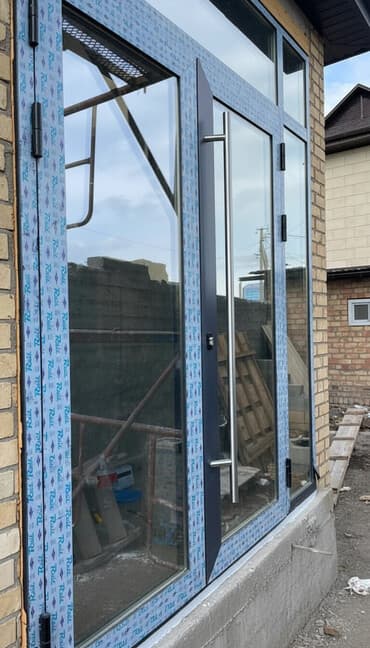 Стеклянная дверь на алюминиевом профиле с прозрачным остеклением и