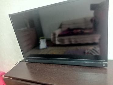 телевизор tcl 24: Телевизор с диагональю около 24–28". Плоская панель, тонкие рамки. На — 1