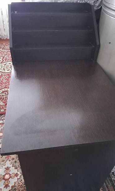 угловой письменный стол для школьника: Компьютерный стол, С полками — 1