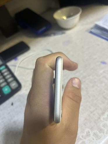 Техника и электроника: IPhone SE, Б/у, 64 ГБ, Белый — 1