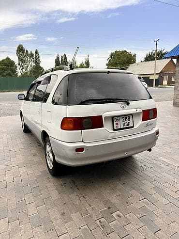 минвены: Toyota Ipsum: 1997 г., Минивэн — 4