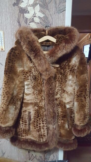 Прокат одежды: Продаю зимнюю курточку с тёплым капюшоном в отличном состоянии — 1