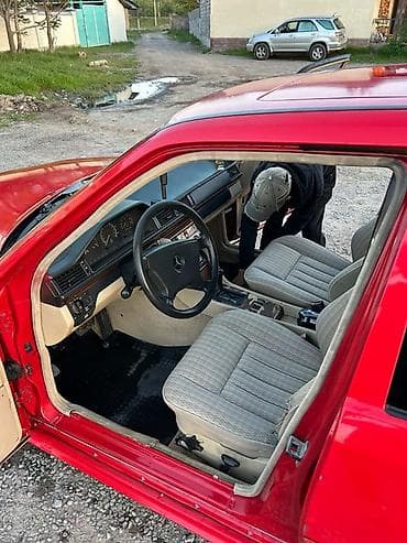 дверные карты мерседес 124: Mercedes-Benz W124: 1990 г., Седан — 5
