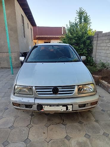 Volkswagen Vento: 1996 г., 2 л, Механика, Бензин, Седан