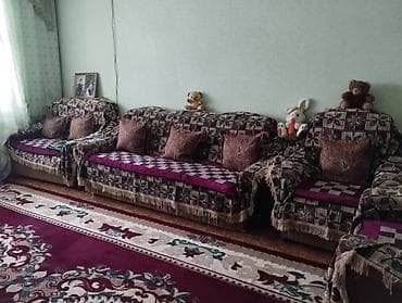 Мягкое кресло коричневого цвета с закругленной спинкой и at lalafo.kg Мягкое кресло коричневого цвета с закругленной спинкой и