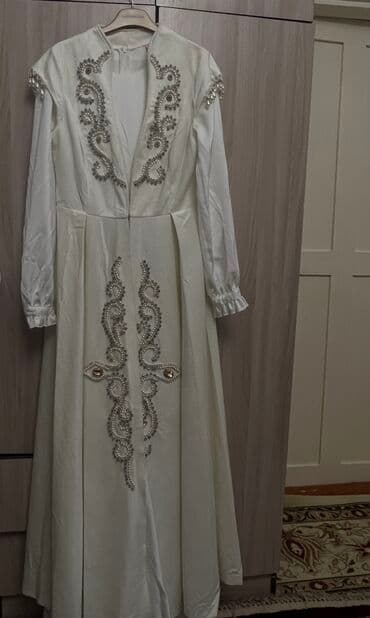 Продаю шикарное платье ручной работы есть длинный жилет, внутри