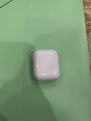 Apple AirPods 2 - оригинал. Б/у - имеются потертости. Работают