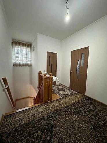 гараж продам: Просторный двухэтажный дом с благоустроенным двором и садом. Основные — 9