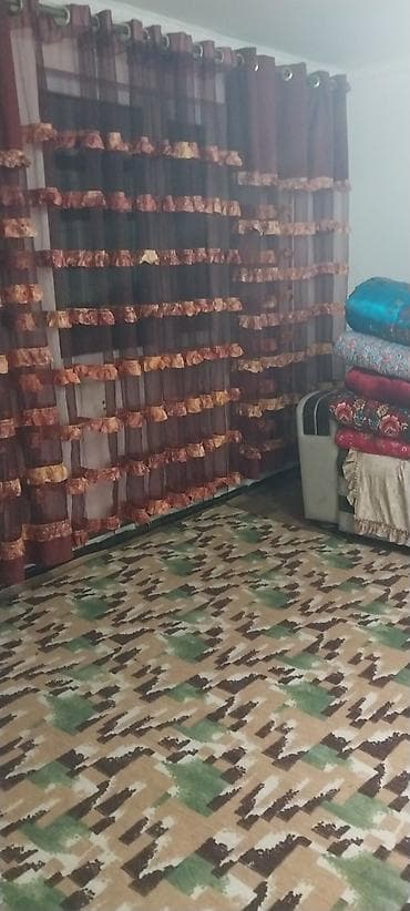 Сдаётся комната в частном доме. - Просторная комната с окном, На полу