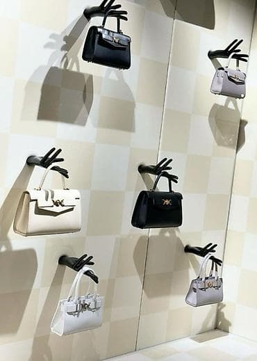 шкатулку: Декоративные настенные держатели-«ладони» для витрин и дома - — 2