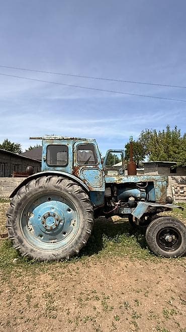 Трактор колесный, класс тяги ориентировочно 1,4–2,0. Кабина