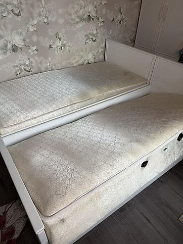 foldable table: Матрас 2 шт отдадим бесплатно(самовывоз) 
2х50 — 1