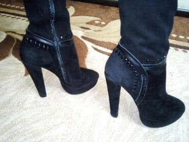 сапоги лакированные на высоких каблуках: Продаю новые очень эффектные ботфорты деми. Натуральная кожа, размер — 2
