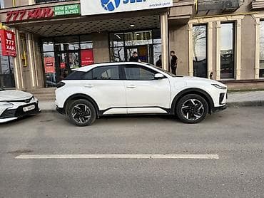 спорт купе: Электромобиль кроссовер, белый кузов с чёрной крышей. Современный — 4