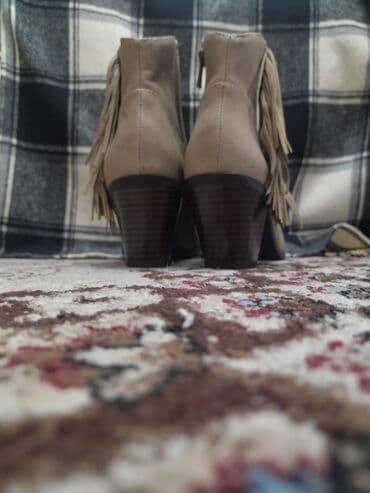 женская модельная обувь больших размеров: Продаю женские демисезонные ботинки,новые .размер 38.очень удобные — 6