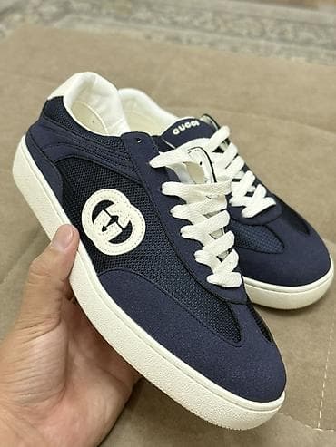 dunk low: Кроссовки низкие, темно‑синие с белыми деталями. Верх комбинированный — 2