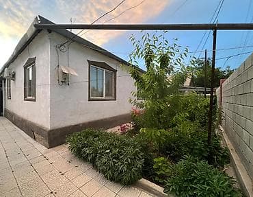 дома в городе: Жилой дом с огороженным участком и благоустроенным двором. - — 1