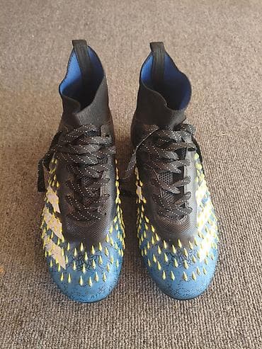 Футбольные бутсы с шипами для натурального газона. - Модель: Adidas