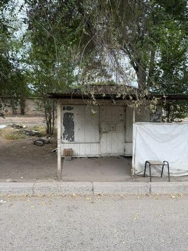 контейнер рынок дордой: Киоск из деревянных панелей, цена 40000сом срочно расположенный у — 1