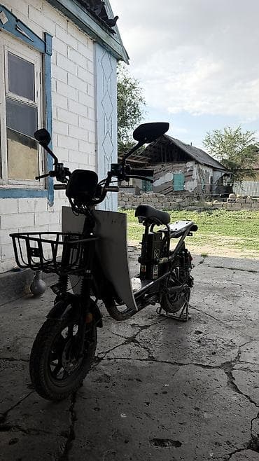 Продаю Электроскутер с 2 батарейками велик почти как новый