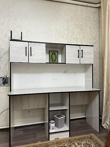 Письменный стол с надстройкой и открытыми полками - Просторная