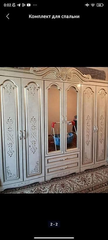 Столы: Комплект для спальни в классическом стиле с резным декором и мягкой — 1